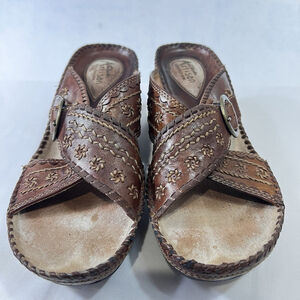 Clarks Artisan Brown Leather Wedge Sandals Sz 6 1/2 M Criss-Cross Straps Buckle